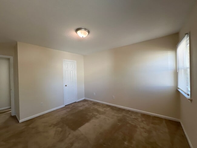 Building Photo - Spacious HOLLAND MEADOWS townhome