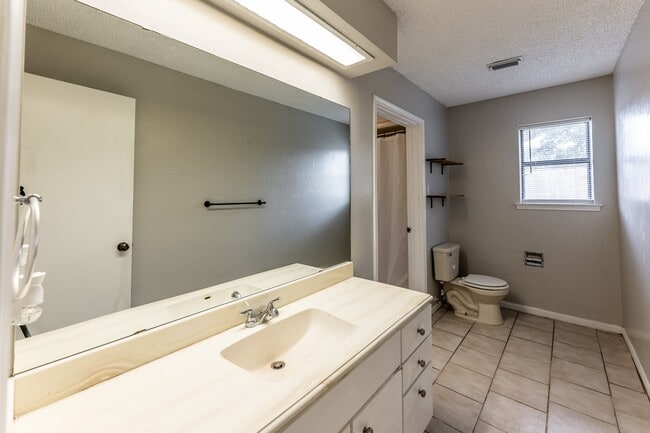 Building Photo - 1914 Rosewood Ln