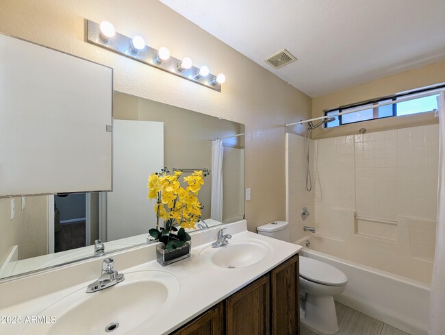 Building Photo - 8861 W Paradise Dr