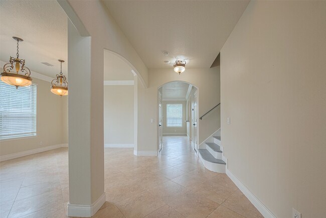 Building Photo - 5703 Saragosa Dr