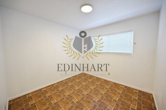 Building Photo - 2303 S Poppy Ave