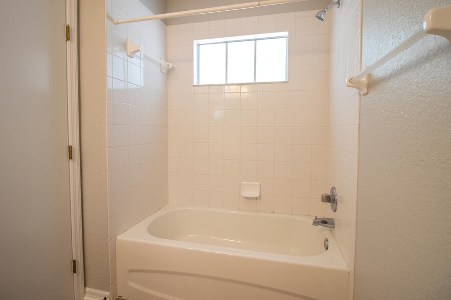 Building Photo - 405 S Lake Ave