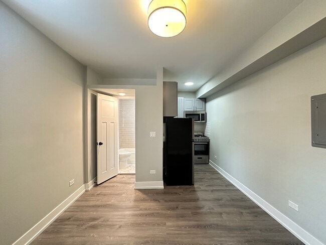 Building Photo - 508 W Belmont Ave