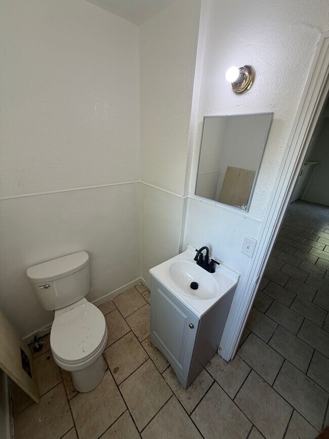 Building Photo - Cute Two Bedroom Home