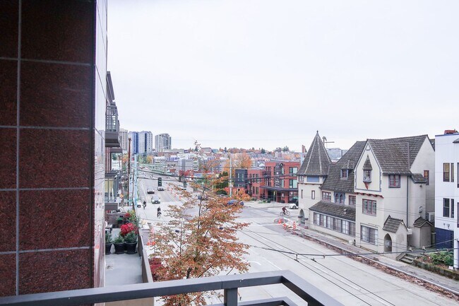 Building Photo - Lakeside 2BR Condo with Modern Finishes & ...