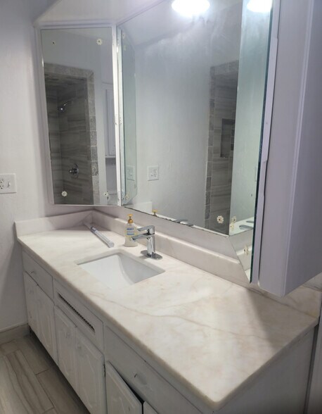 Building Photo - 3112 N Viewpoint Dr