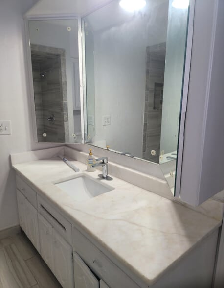 Master vanity - 3112 N Viewpoint Dr