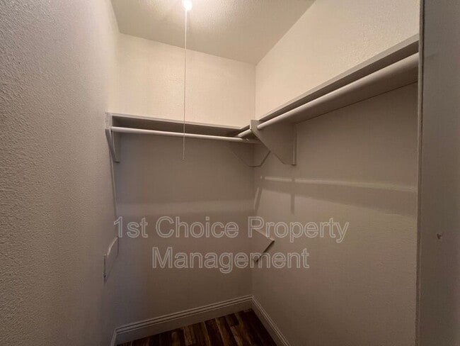 Building Photo - 1020 Pleasant Valley Ln