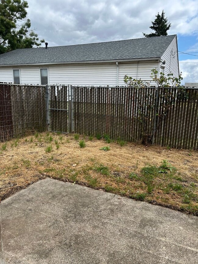 Building Photo - (894) 5th Ave Tri-Plex - 2 Bedroom / 1.5 B...