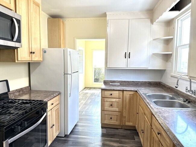 Building Photo - 2 BED/1 BATH/Home For RENT! Cozy, and Char...