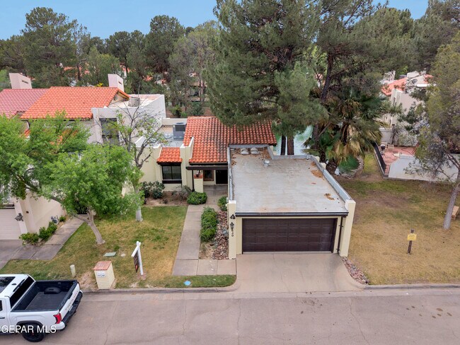 Building Photo - 620 Lakeway Dr