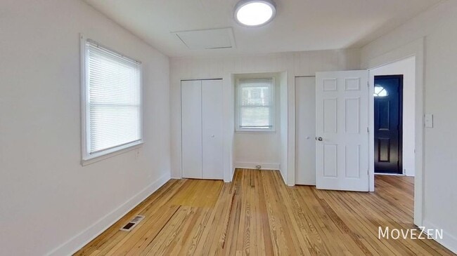 Building Photo - 1710 Oakwood Ave