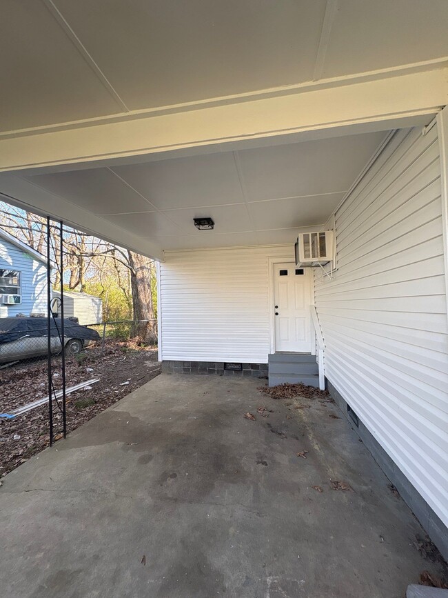 Building Photo - 668 Coach St