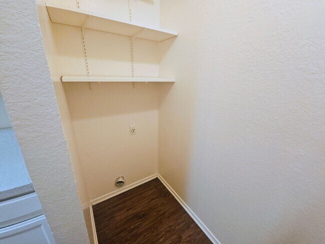 Building Photo - Perfect location in NRH!  Awesome duplex w...