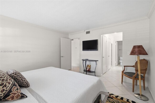Building Photo - 6273 Bay Club Dr