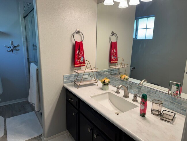 Building Photo - Spacious, updated and inviting