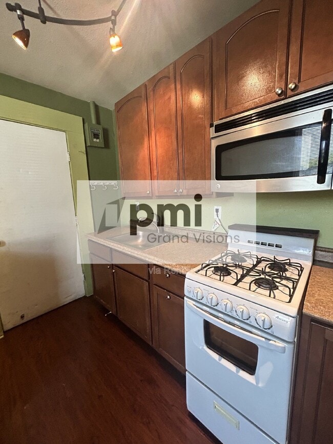 Building Photo - 321 A St
