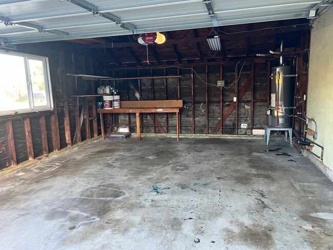 Building Photo - Beautifully Maintained 3 bedroom home