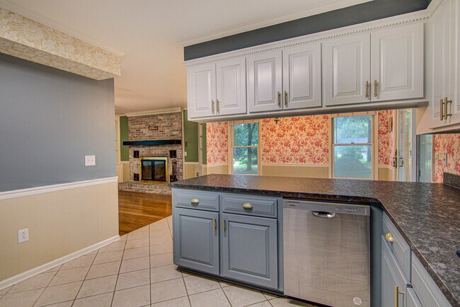 Building Photo - 2315 Treetop Ln