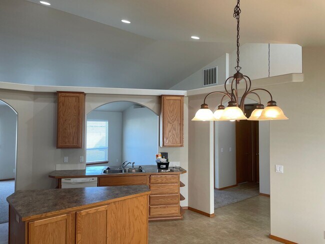 Building Photo - Beautiful 3 bed/2 bath rancher style home in Post Falls Idaho! Apply today!