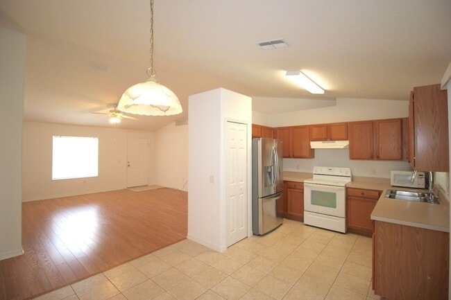 Building Photo - Roomy 3 Bed 2 Bath Screened Lanai Home for Rent in Pine Lakes