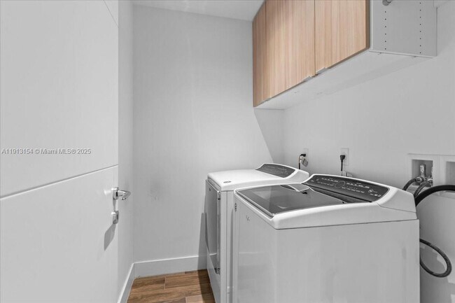 Building Photo - 7440 NW 100th Ct