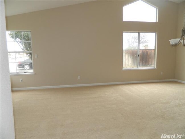 Building Photo - REDUCED!! Huge 3 Bedroom 2.5 Bath Corner L...