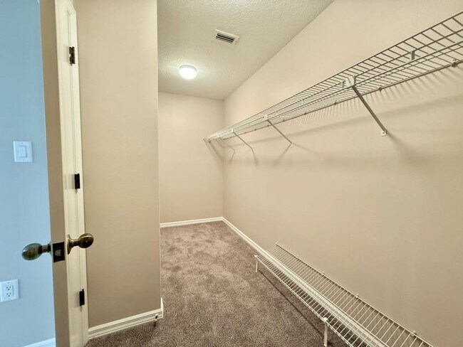 Building Photo - Large and Stunning 2700sqft Newly Renovated 3BR 3BTH!