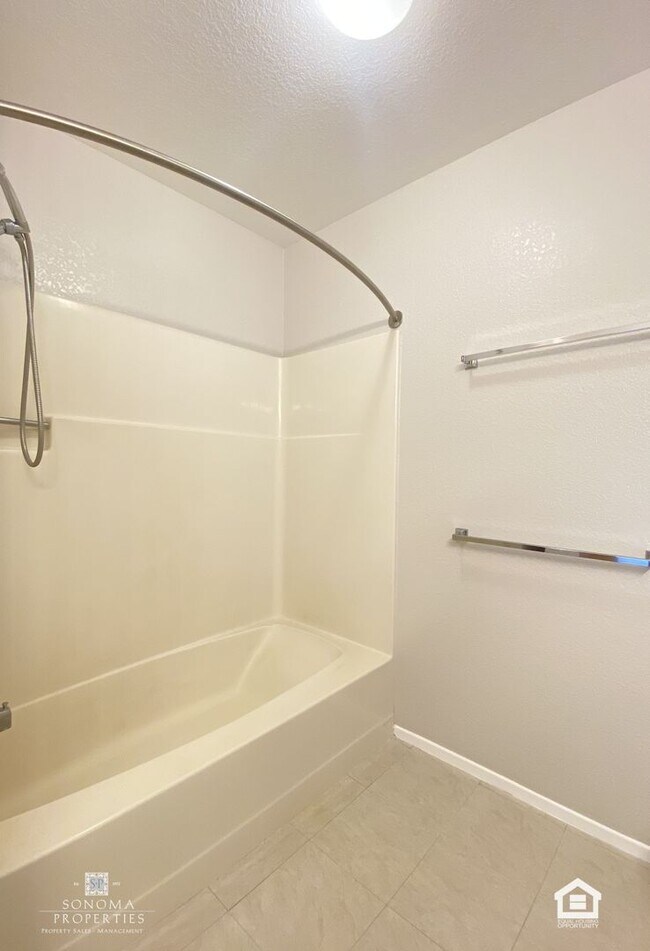 Building Photo - Inviting 1BD/1BA Apartment in Landscaped Sonoma Complex – Close to Everything!