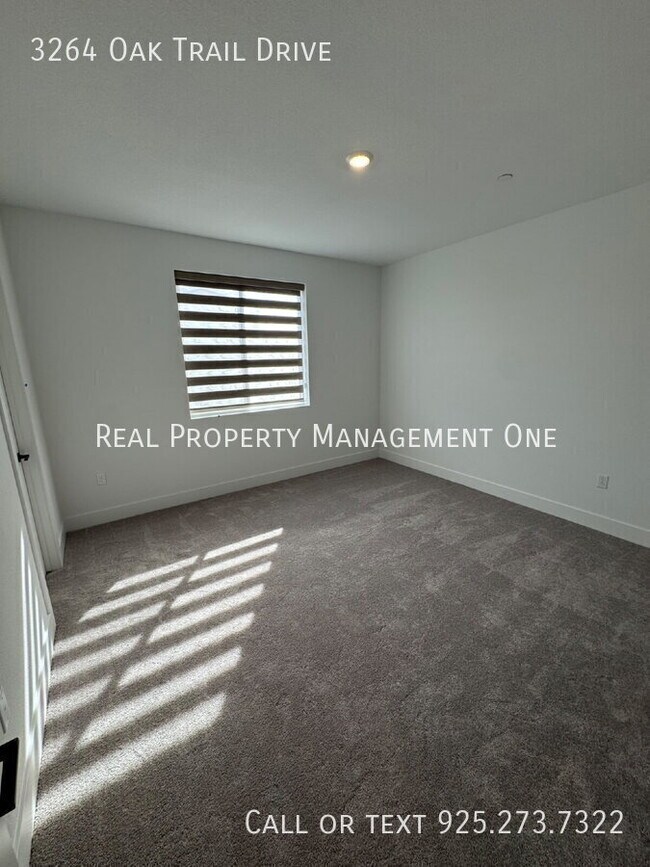 Building Photo - 3264 Oak Trl Dr