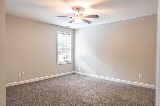 Building Photo - 135 Almond Dr