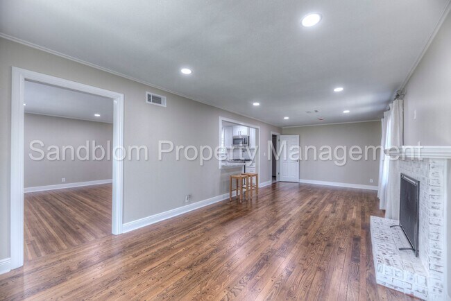 Building Photo - For Lease | Holiday Hills | $2000 Rent Ava...