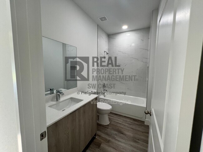 Building Photo - 1263 Hillcrest St E