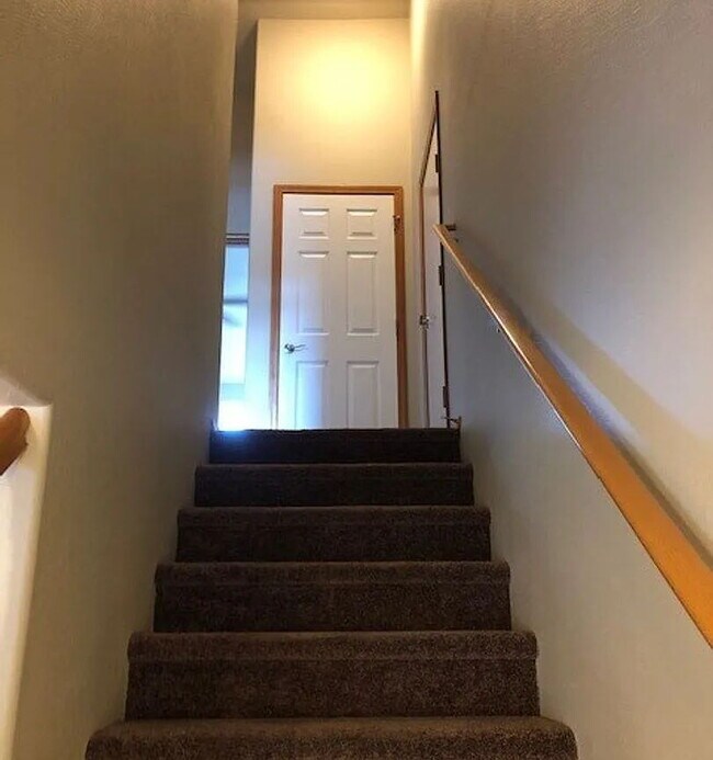 Building Photo - "Charming 3-Bedroom McMinnville Home with Cozy Fireplace and Spacious Living!"