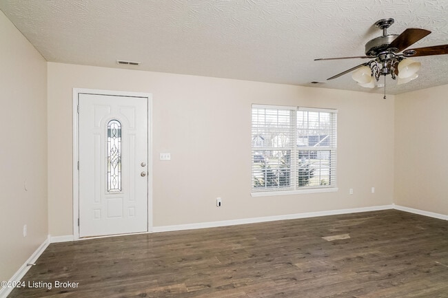 Building Photo - 375 Clover Cove Dr