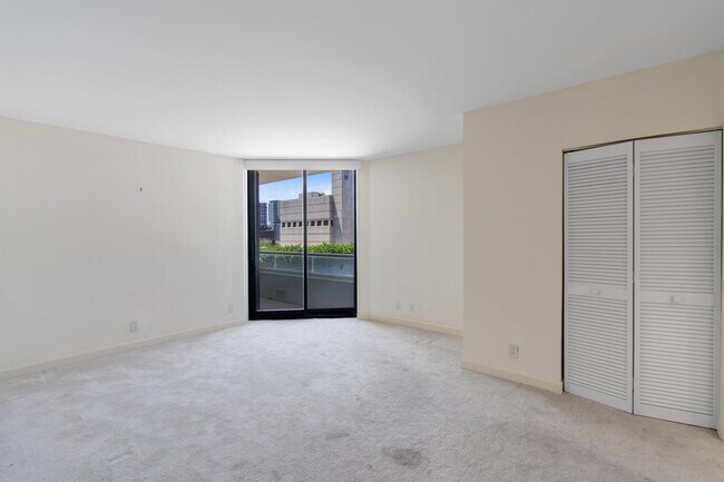 Building Photo - 529 S Flagler Dr