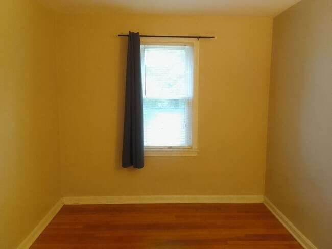 Building Photo - 3 bedroom Bungalow with finished basement..