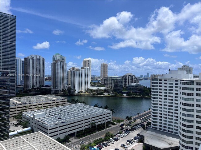 Primary Photo - 950 Brickell Bay Dr