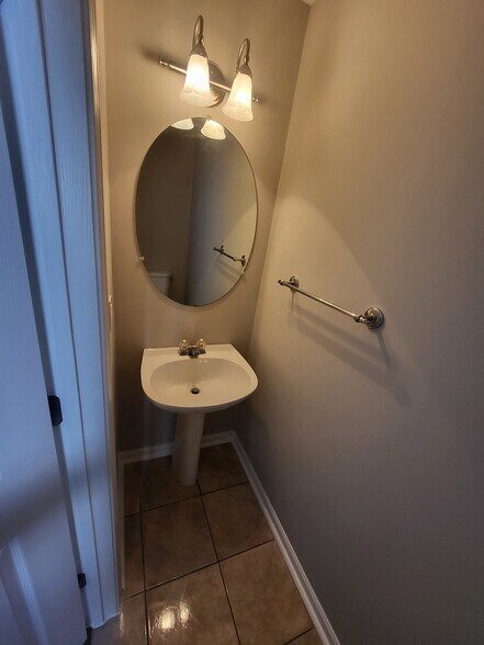 Building Photo - 7700 Lakeshore Ct