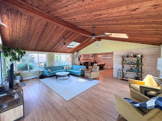 Building Photo - Lakefront Great Neck Home! 4/2.5 brick ranch in lovely Southern Point