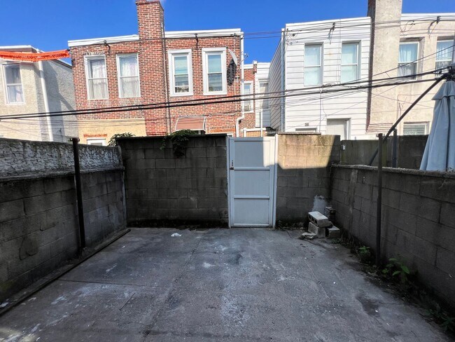 Building Photo - Remodeled 3bd/1 House with Rear yard!! SEC...
