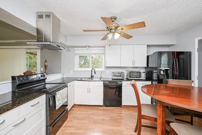 Building Photo - 13102 Richmond Ave