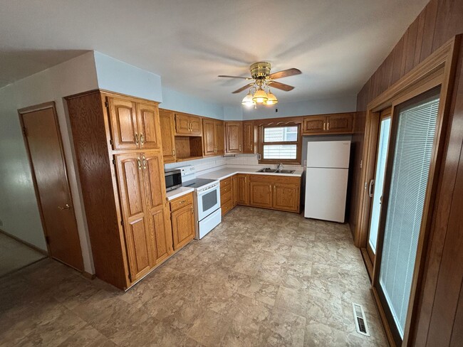 Building Photo - $1450 - 2 Bed 1 Bath Home