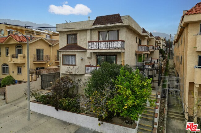 Building Photo - 10214 Samoa Ave