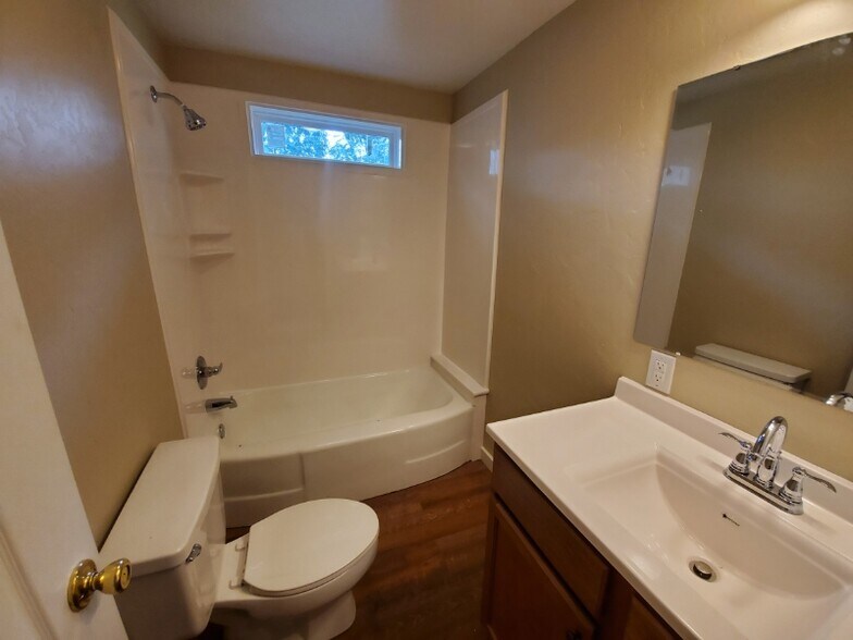 Building Photo - 901 N Bledsoe St