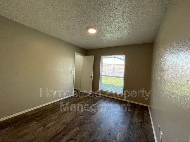 Building Photo - 8937 N Eagle Ln