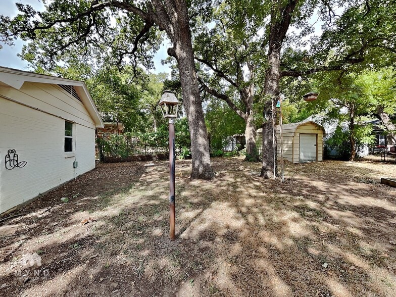 Building Photo - 129 NE Michael Dr