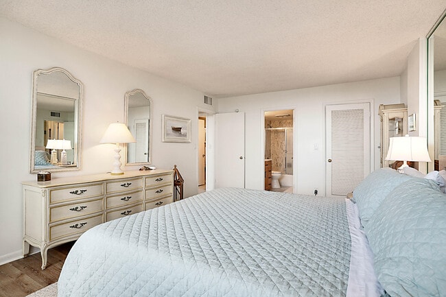 Building Photo - 2121 N Ocean Blvd