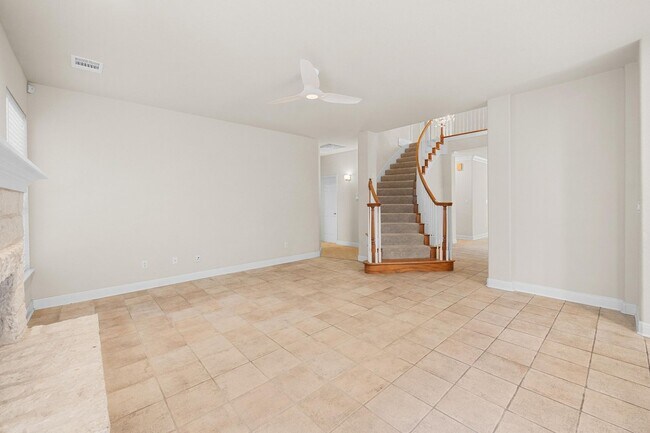 Building Photo - 7 Bed Home for August!