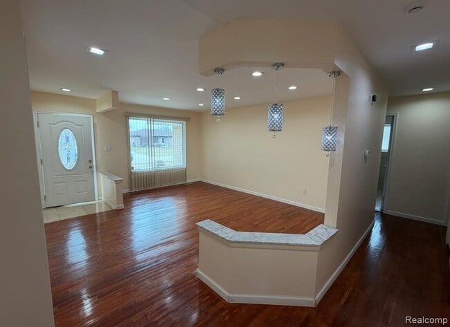 Building Photo - 39725 Crystal Dr